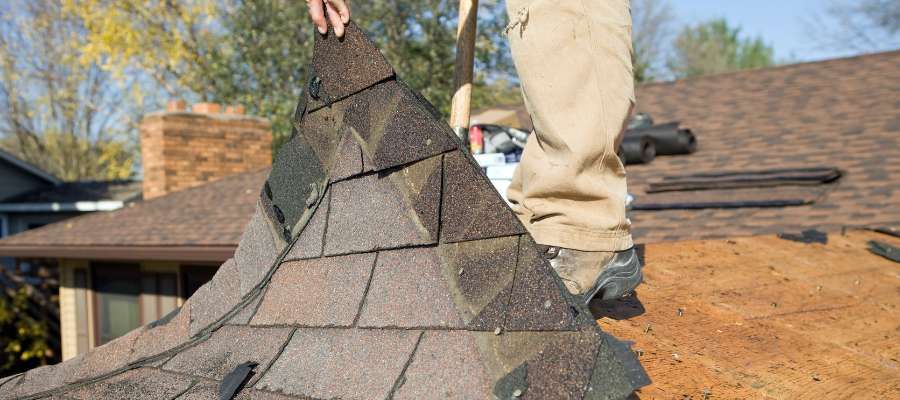 Reasons You Shouldn't Do A DIY Roof Replacement